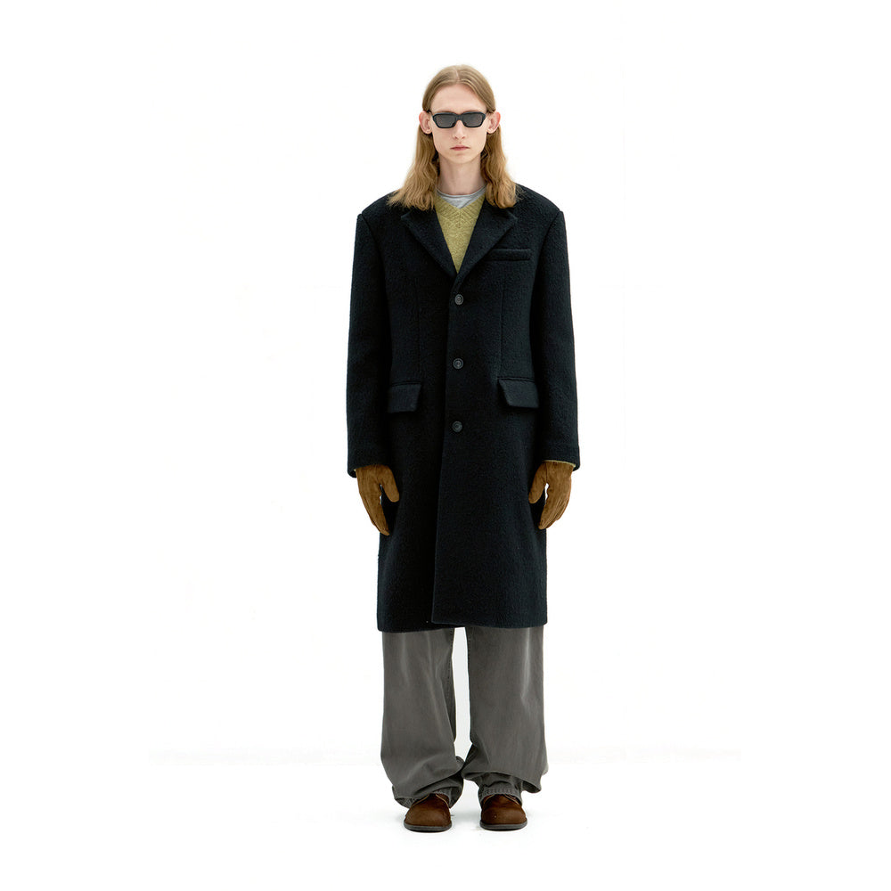 Cappotto COOR Corduroy Trim Hairy Chesterfield Coat Black – indossato vista frontale