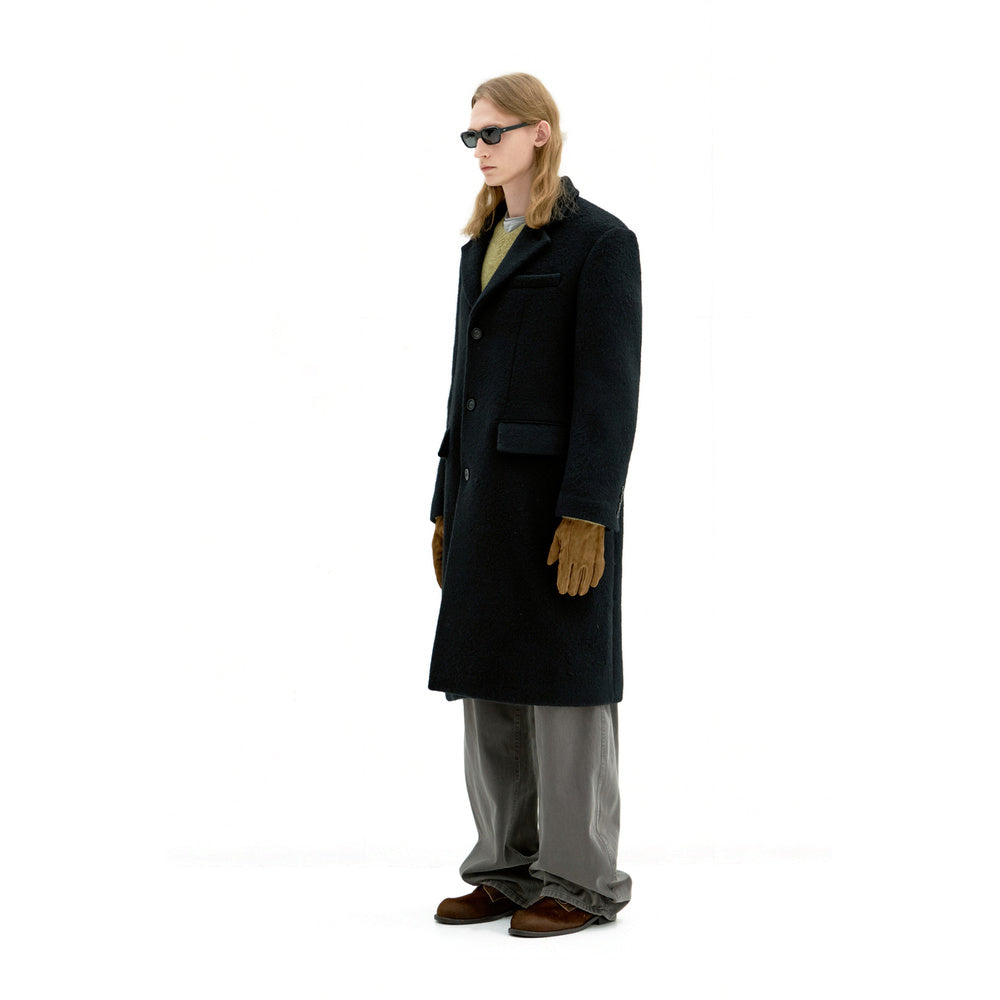 Cappotto COOR Corduroy Trim Hairy Chesterfield Coat Black – indossato vista di tre quarti