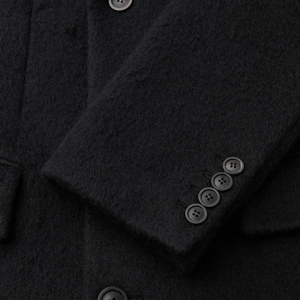 Cappotto COOR Corduroy Trim Hairy Chesterfield Coat Black – dettaglio dei bottoni sul polsino