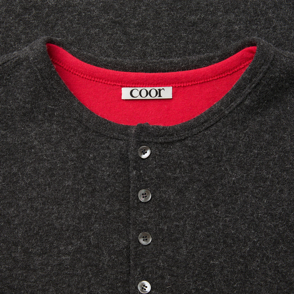 Maglia a manica lunga COOR Hairy Henley Neck Layered T-Shirt Charcoal – dettaglio del collo henley e del secondo livello in jersey