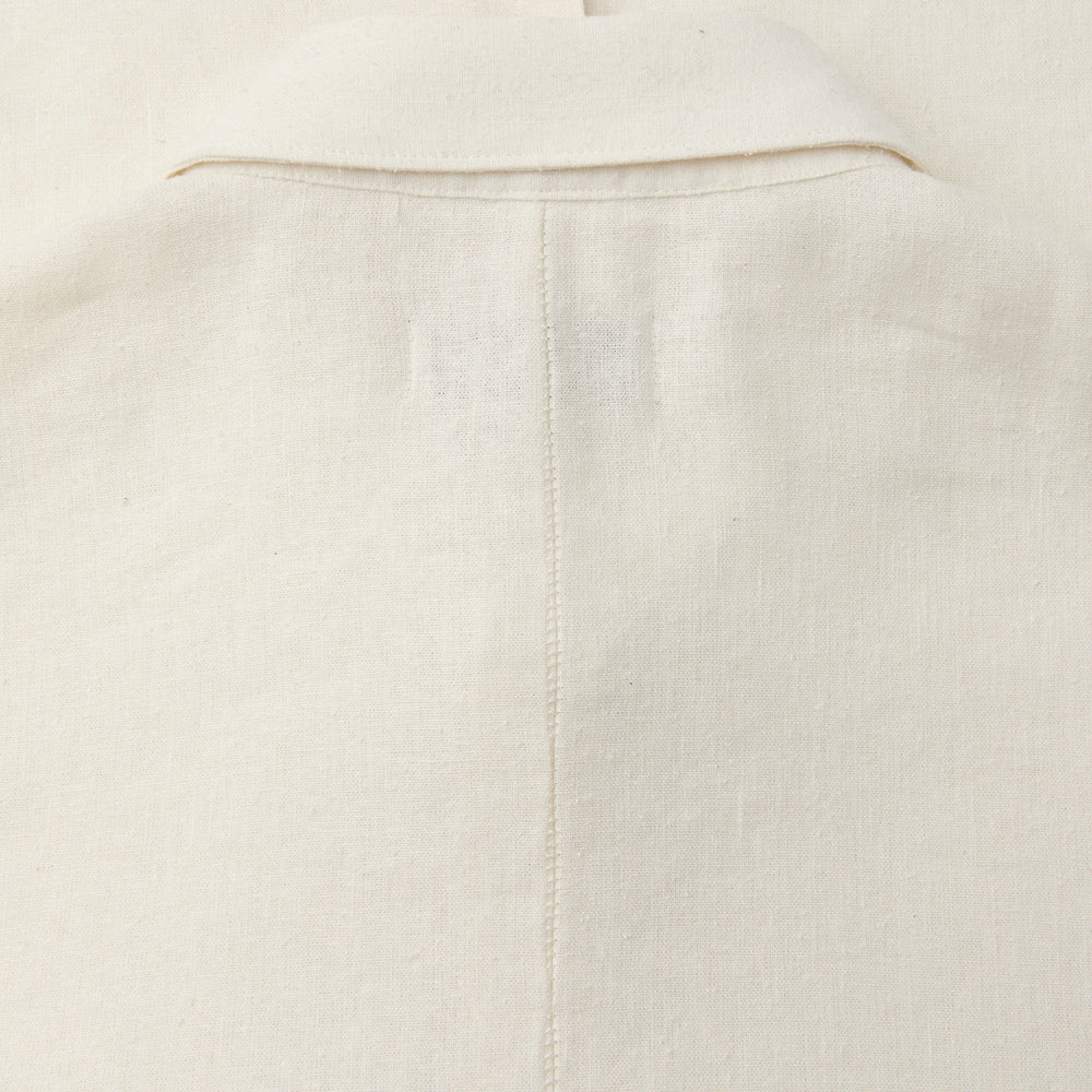 Camicia COOR Linen Silk Cutted Shirt Ivory – dettaglio della spalla