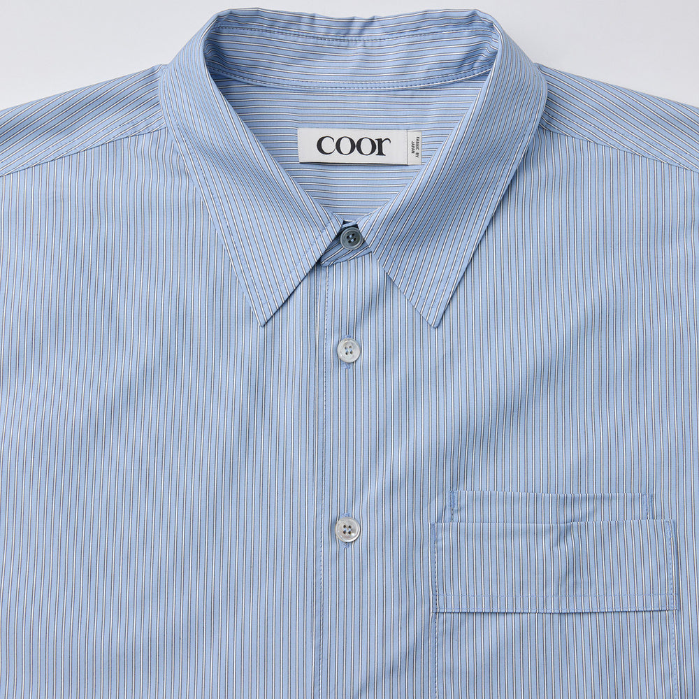 Camicia COOR Pin Stripe Pointed Shirt Sky Blue – dettaglio del colletto e del taschino