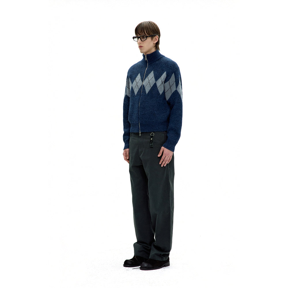 Pantaloni COOR Relaxed Cotton Washed Chino Pants Dark Navy – indossati vista di tre quarti
