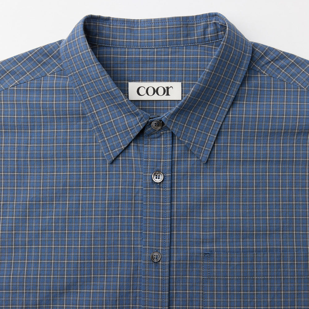 Camicia COOR Windowpane Check Shirt Blue Grey – dettaglio del colletto con etichetta COOR