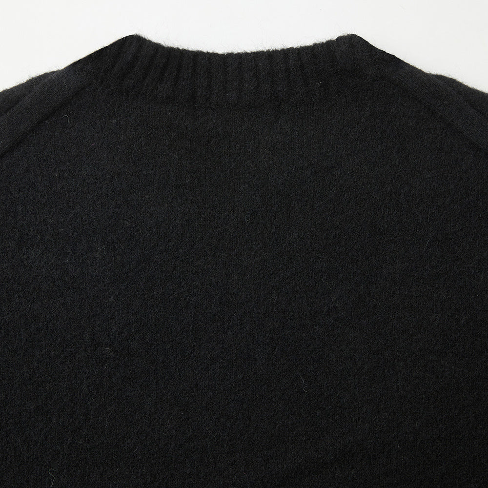 Maglione COOR Wool Blend Hairy V-Neck Sweater Black – dettaglio della spalla