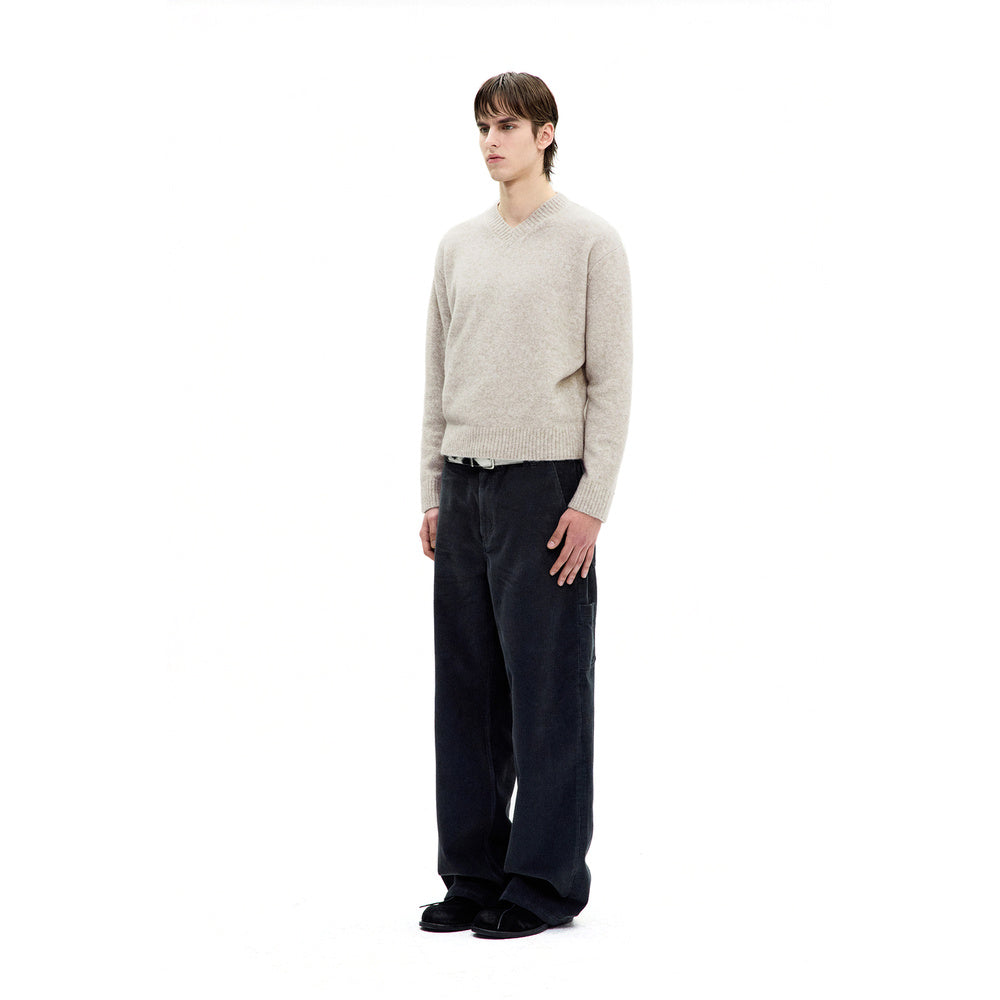 Maglione COOR Wool Blend Hairy V-Neck Sweater Ivory – indossato vista di tre quarti