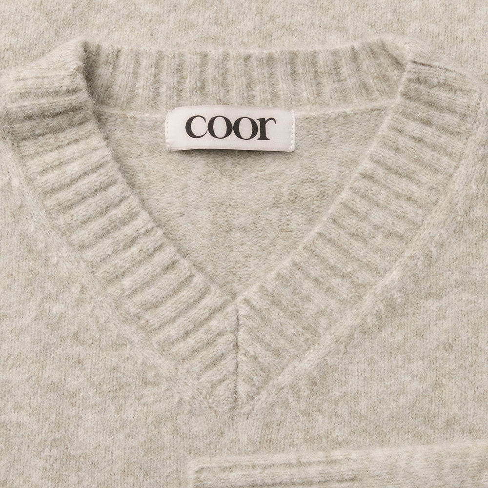 Maglione COOR Wool Blend Hairy V-Neck Sweater Ivory – dettaglio dello scollo a V con etichetta COOR