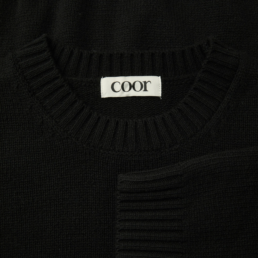Maglione COOR Wool Cropped Crewneck Sweater Black – dettaglio del girocollo con etichetta COOR