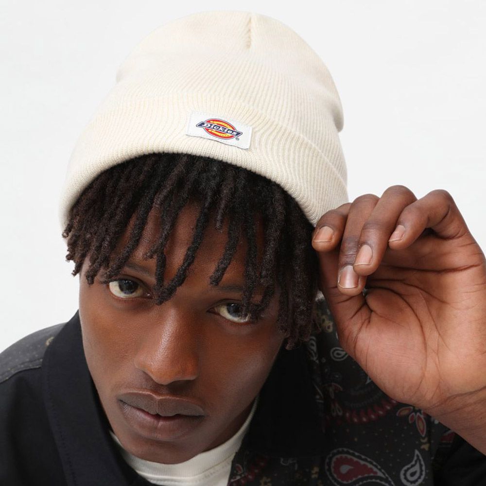 Berretto Dickies Gibsland Beanie Hat Ecru – indossato da un modello