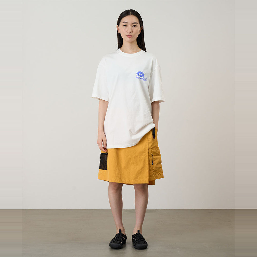 T-shirt Gramicci 82 Tee White – indossata vista frontale
