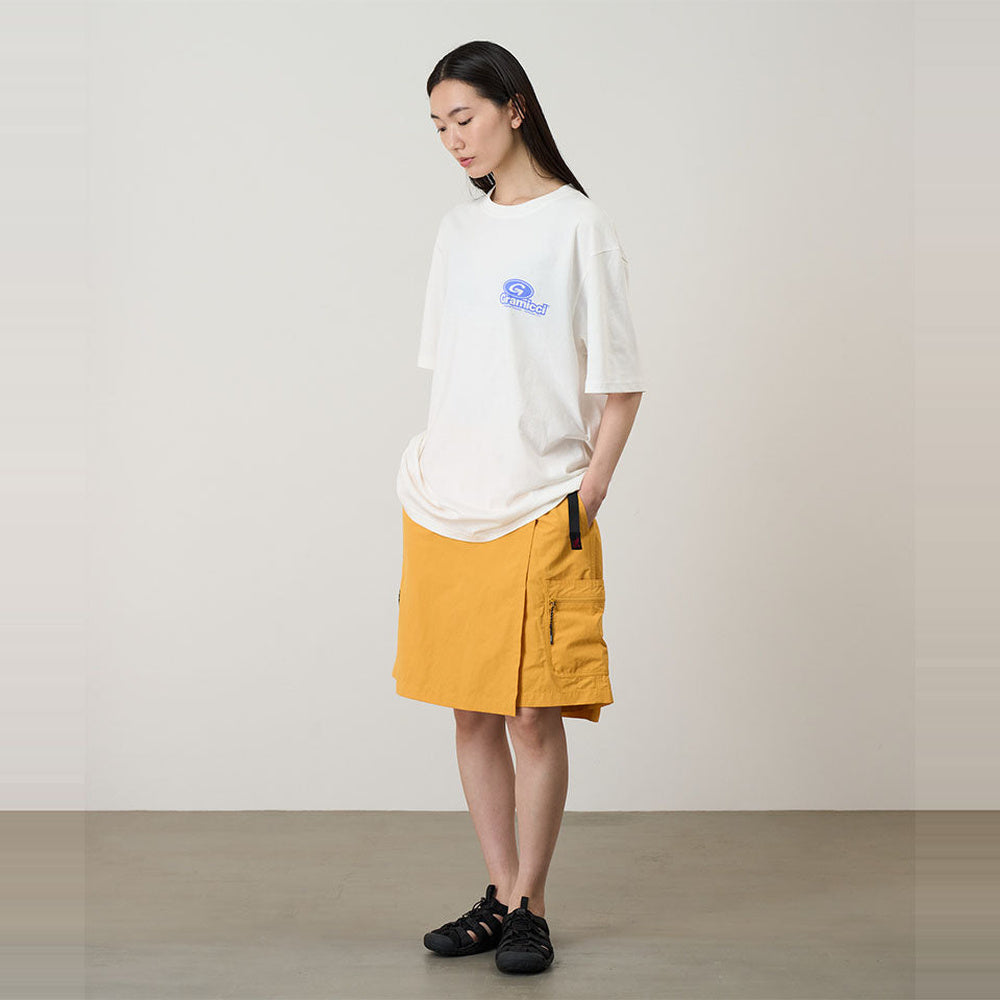 T-shirt Gramicci 82 Tee White – indossata vista di tre quarti