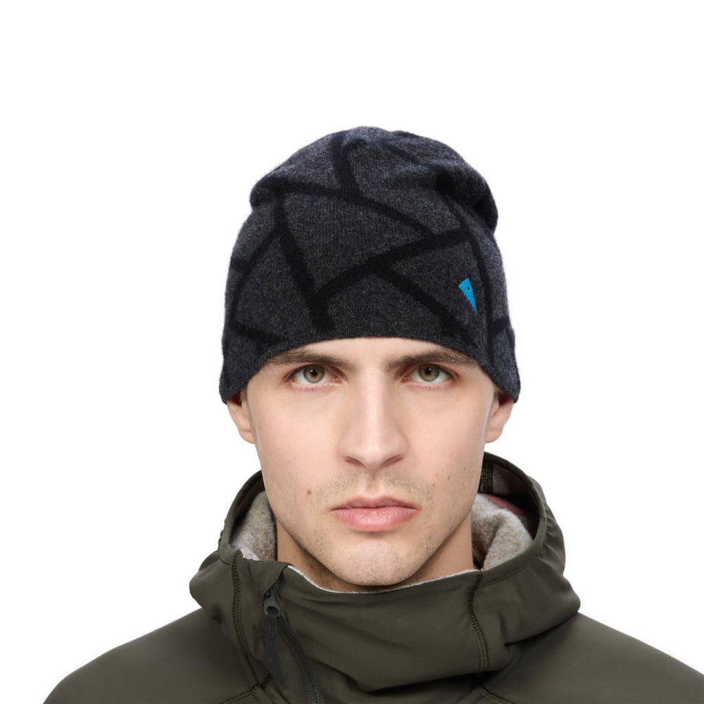 Berretto Klättermusen Finn Beanie Black – indossato vista frontale