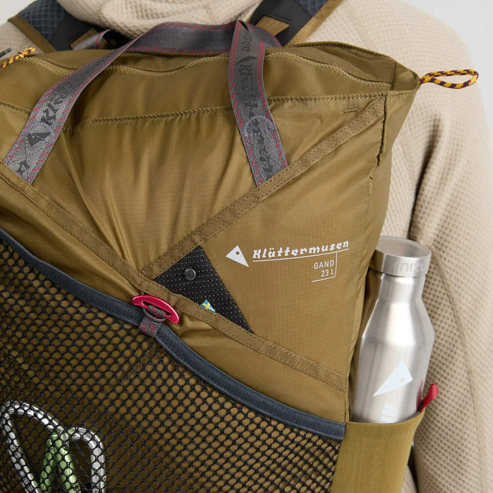 Borsa tote Klättermusen Gand Bag 23L Olive – dettaglio della tasca esterna