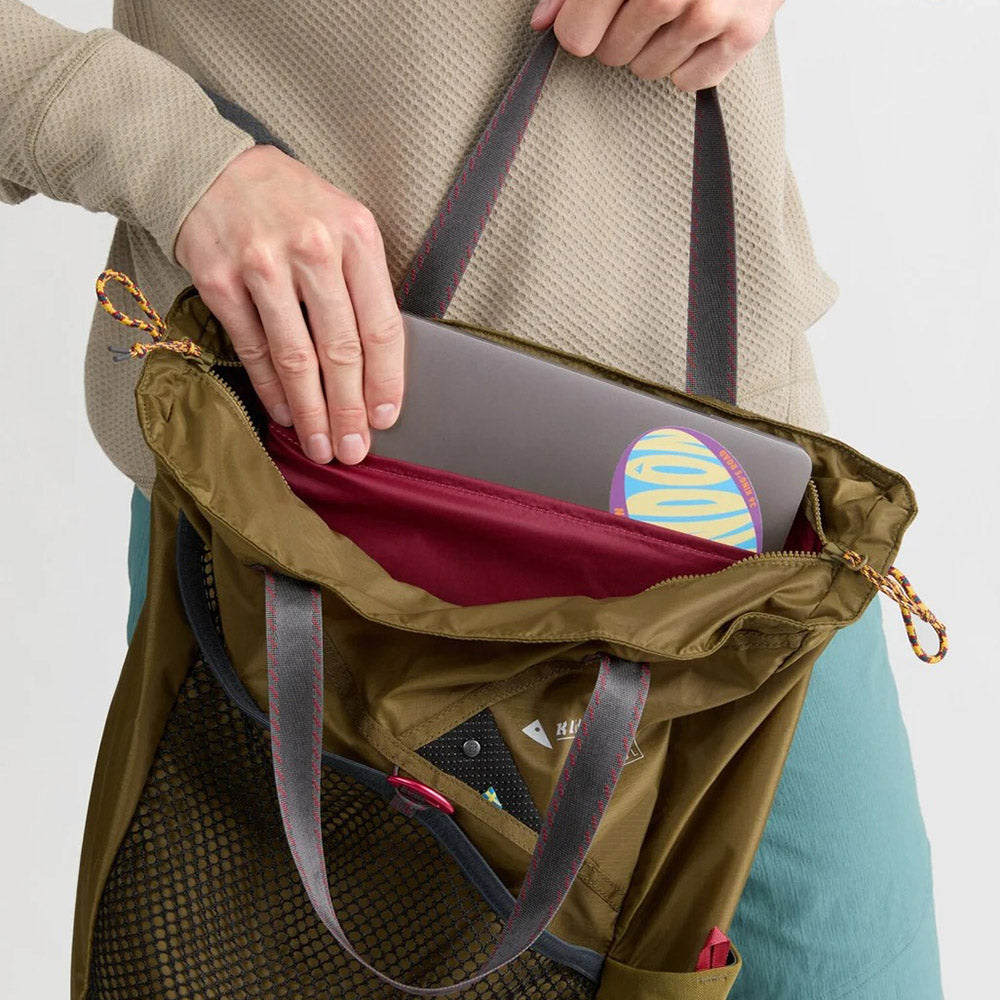 Borsa tote Klättermusen Gand Bag 23L Olive – dettaglio della tasca per laptop