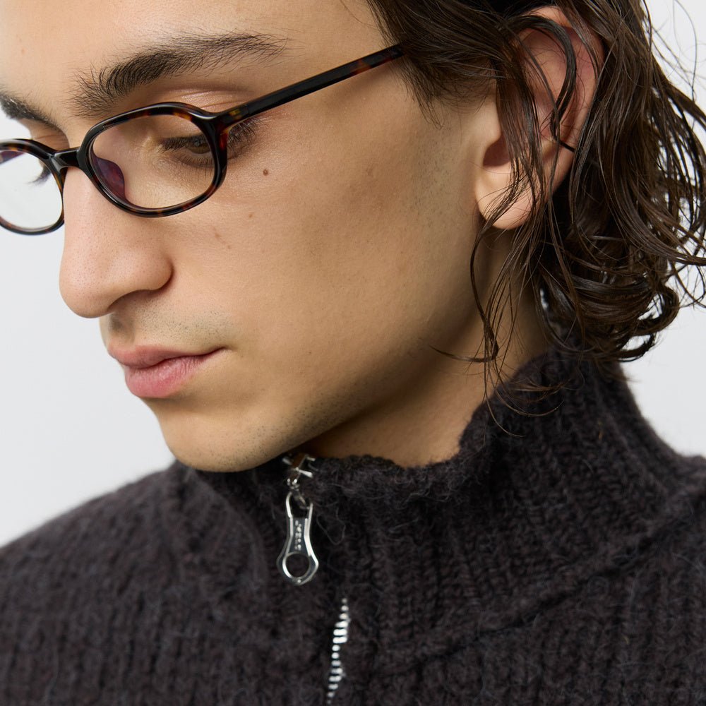 Cardigan mfpen Members Zip Knit Linty Umber – primo piano indossato, dettaglio del collo