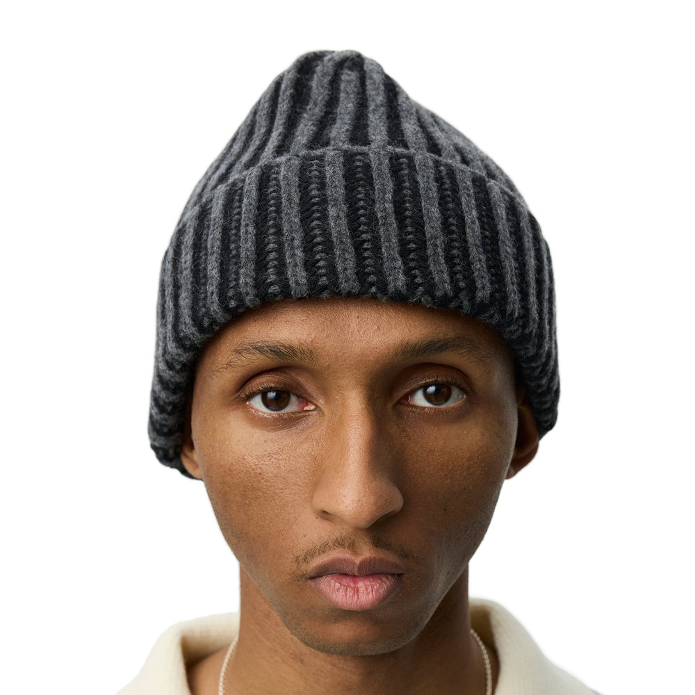Berretto mfpen Stage Beanie Murky Black – indossato vista frontale