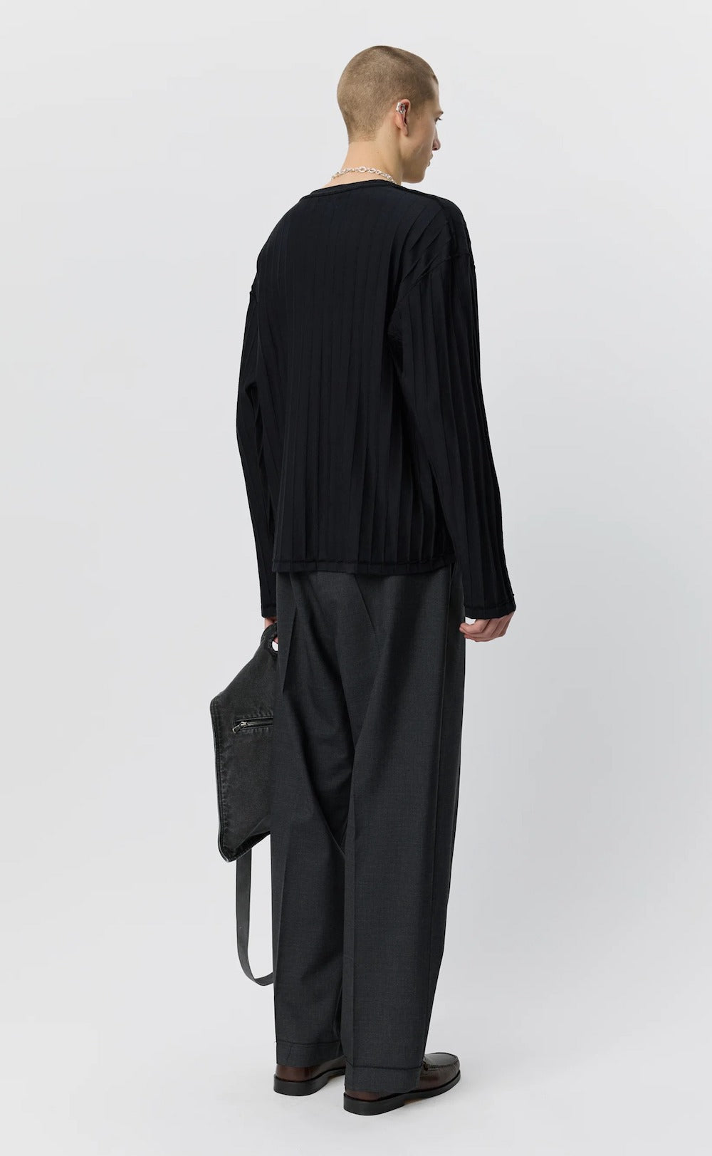 Maglia mfpen Round Neck Sweater Black Inverted Ajour Stripe – indossata vista posteriore