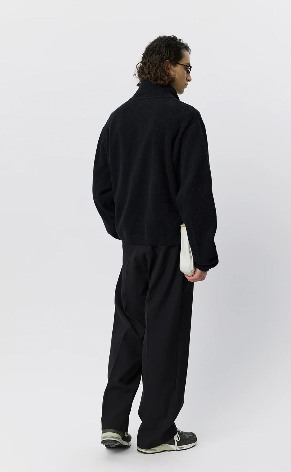 Felpa mfpen Covet Full Zip Black – indossata vista laterale