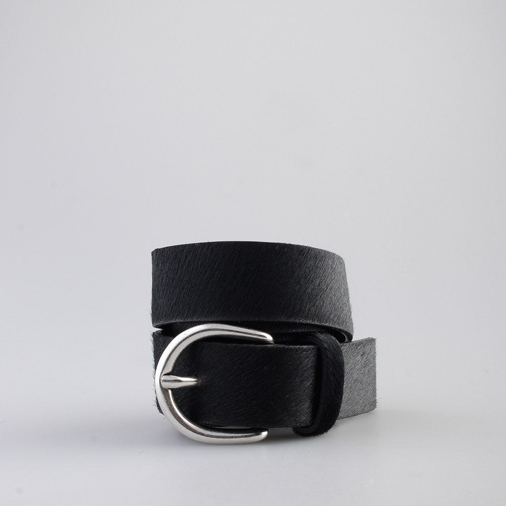 Cintura Molebo Pony Hair Belt with D-Ring Buckle Black – arrotolata, vista di tre quarti