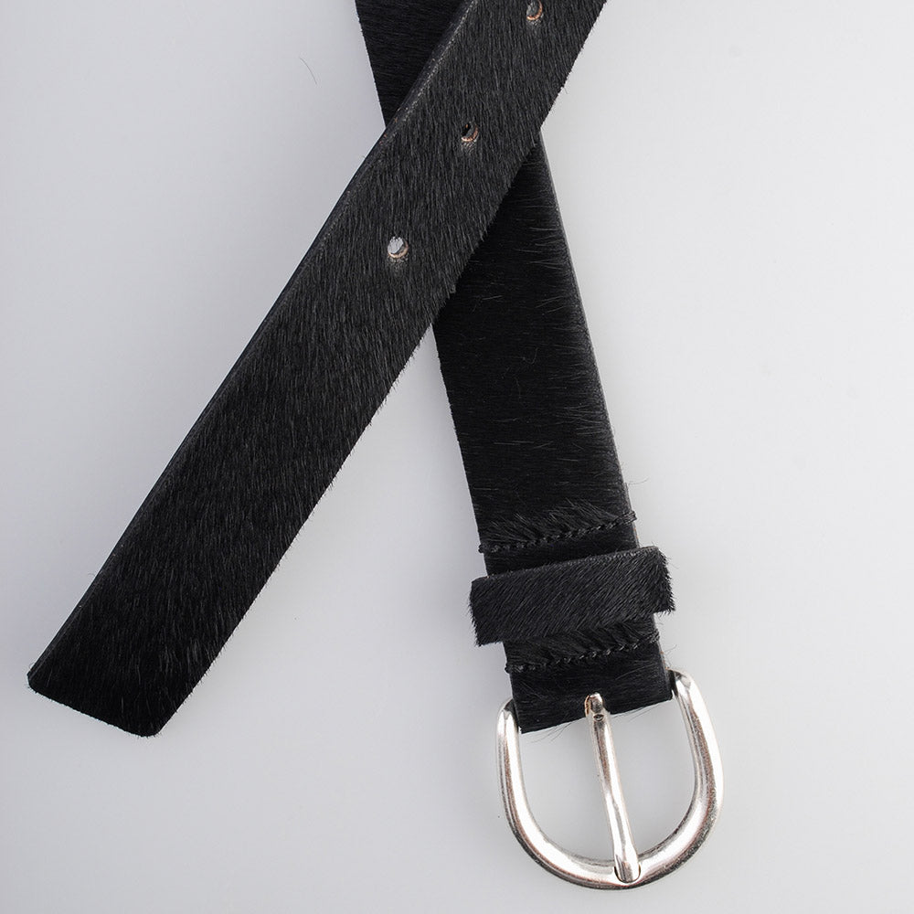 Cintura Molebo Pony Hair Belt with D-Ring Buckle Black – incrociata, dettaglio della fibbia