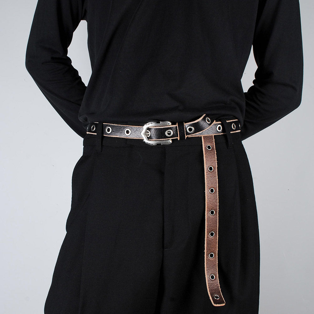 Cintura Molebo Cracked Leather Eyelet Belt Black – indossata