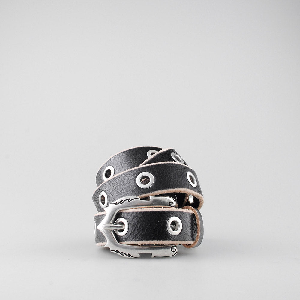 Cintura Molebo Cracked Leather Eyelet Belt Black – arrotolata, vista di tre quarti