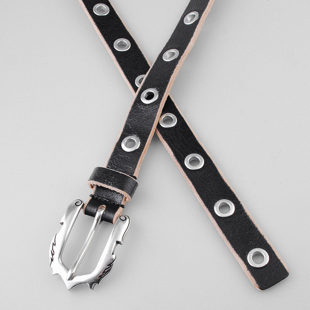 Cintura Molebo Cracked Leather Eyelet Belt Black – incrociata, dettaglio della fibbia e degli occhielli