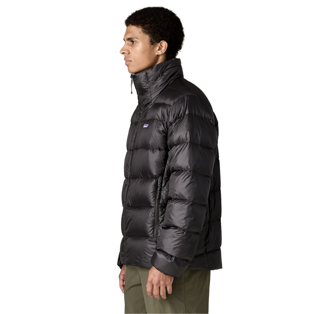 Piumino Patagonia Men's Fitz Roy Down Jacket Black – indossato vista laterale