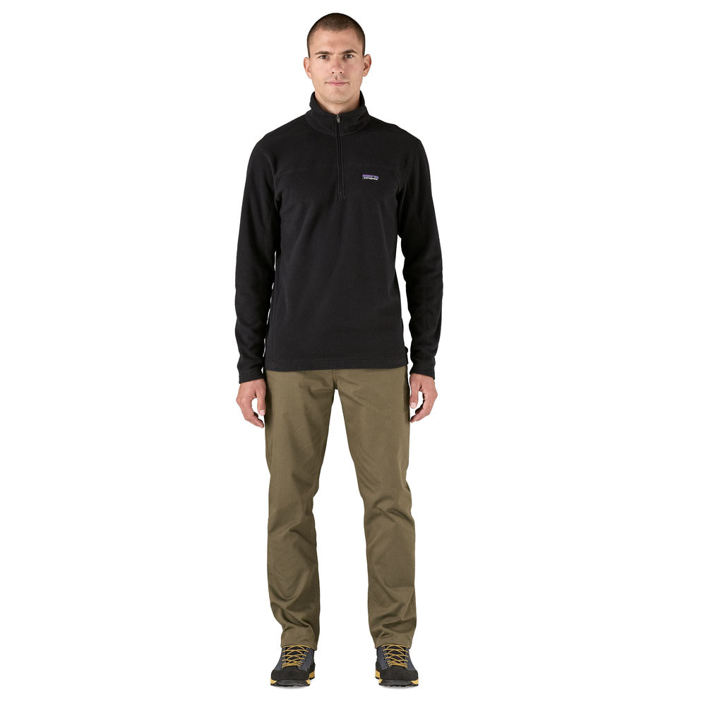 Felpa Patagonia Men's Micro D Fleece Pullover Black – indossata figura intera