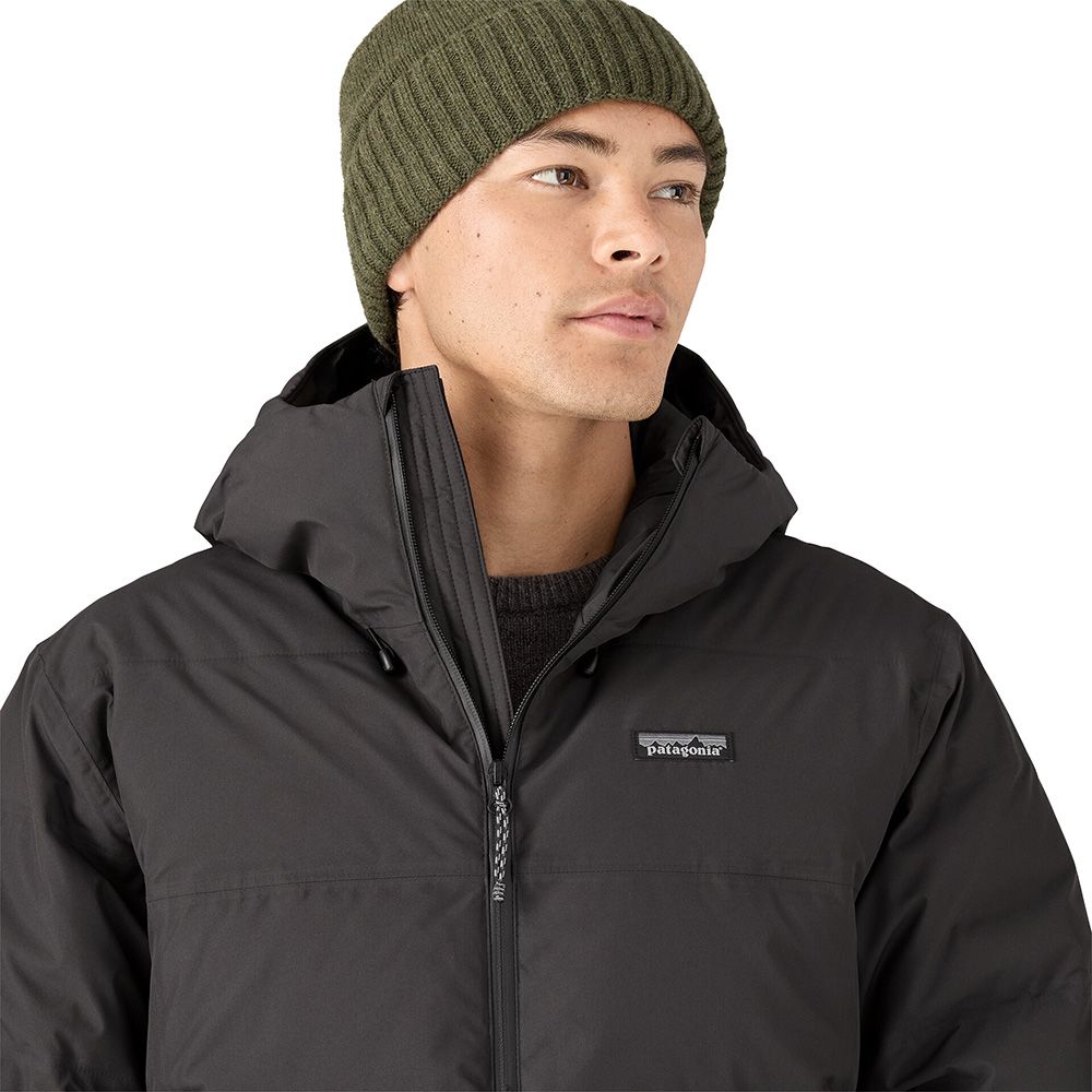 Piumino Patagonia Men's Jackson Glacier Jacket Black – dettaglio indossato, collo e zip