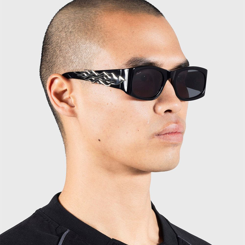 Occhiali da sole PLEASURES Eazy Sunglasses Black – indossati vista laterale