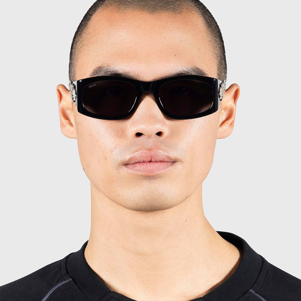 Occhiali da sole PLEASURES Eazy Sunglasses Black – indossati vista frontale