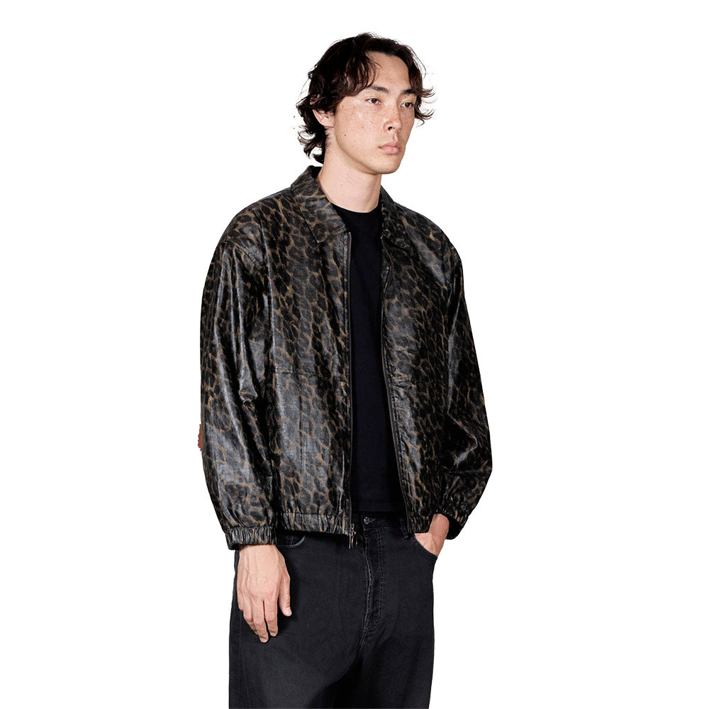 Giacca PLEASURES Leopard Waxed Jacket Leopard – indossata vista di tre quarti