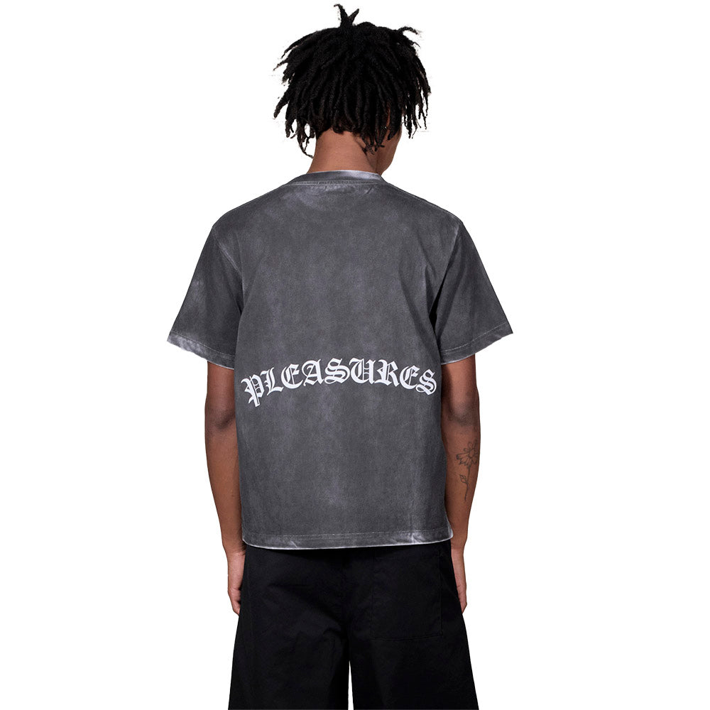 T-shirt PLEASURES Spray OE Heavyweight Shirt Black – indossata vista posteriore