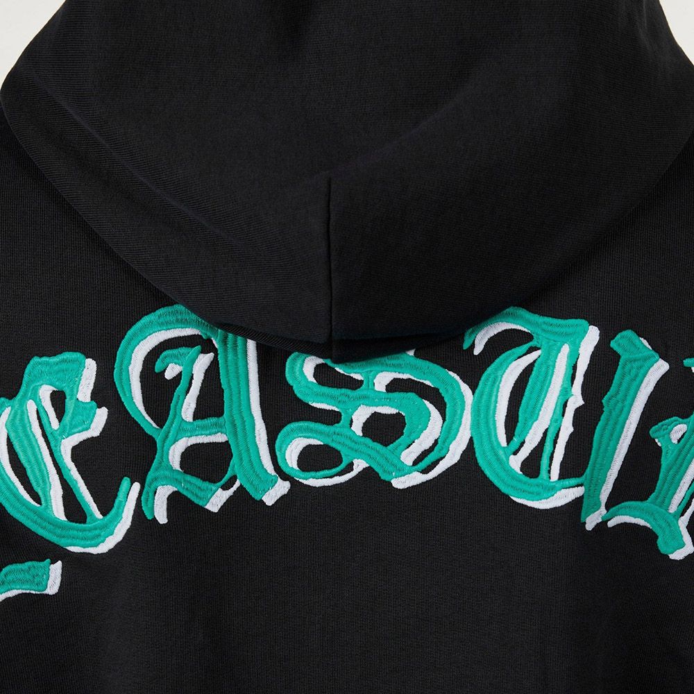 Felpa con cappuccio PLEASURES Cut Off Hoodie Black – dettaglio del logo ricamato sul retro