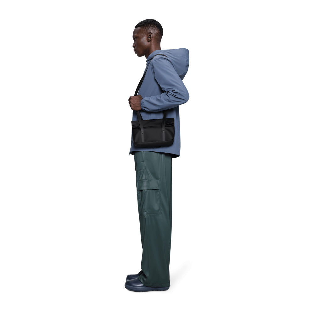 Borsa a tracolla Rains 2 Strap Crossbody Bag Black – portata da un modello