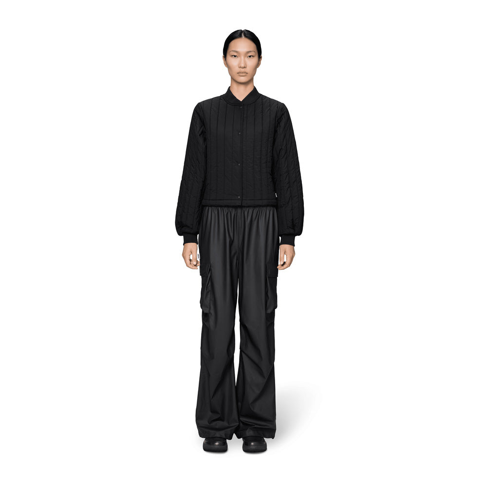 Giacca Rains Banja Liner Bomber W Jacket Black – indossata da una modella, vista frontale