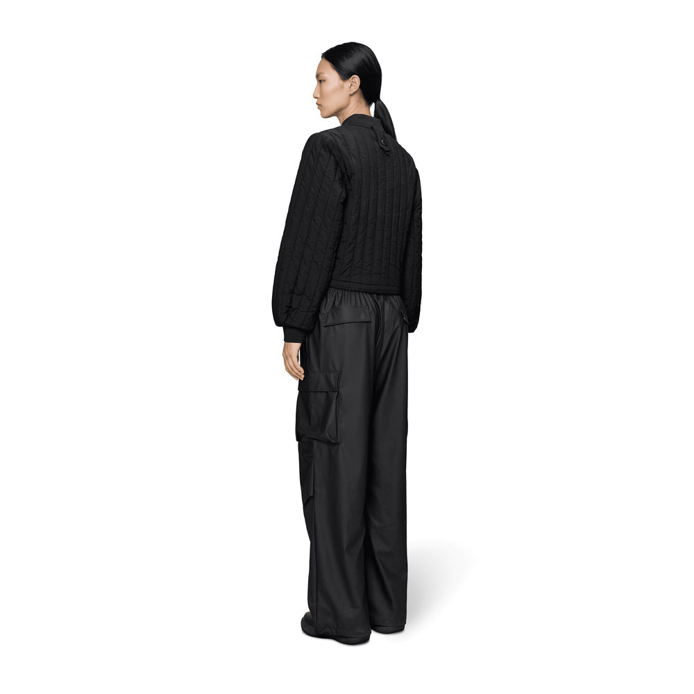 Giacca Rains Banja Liner Bomber W Jacket Black – indossata da una modella, vista posteriore