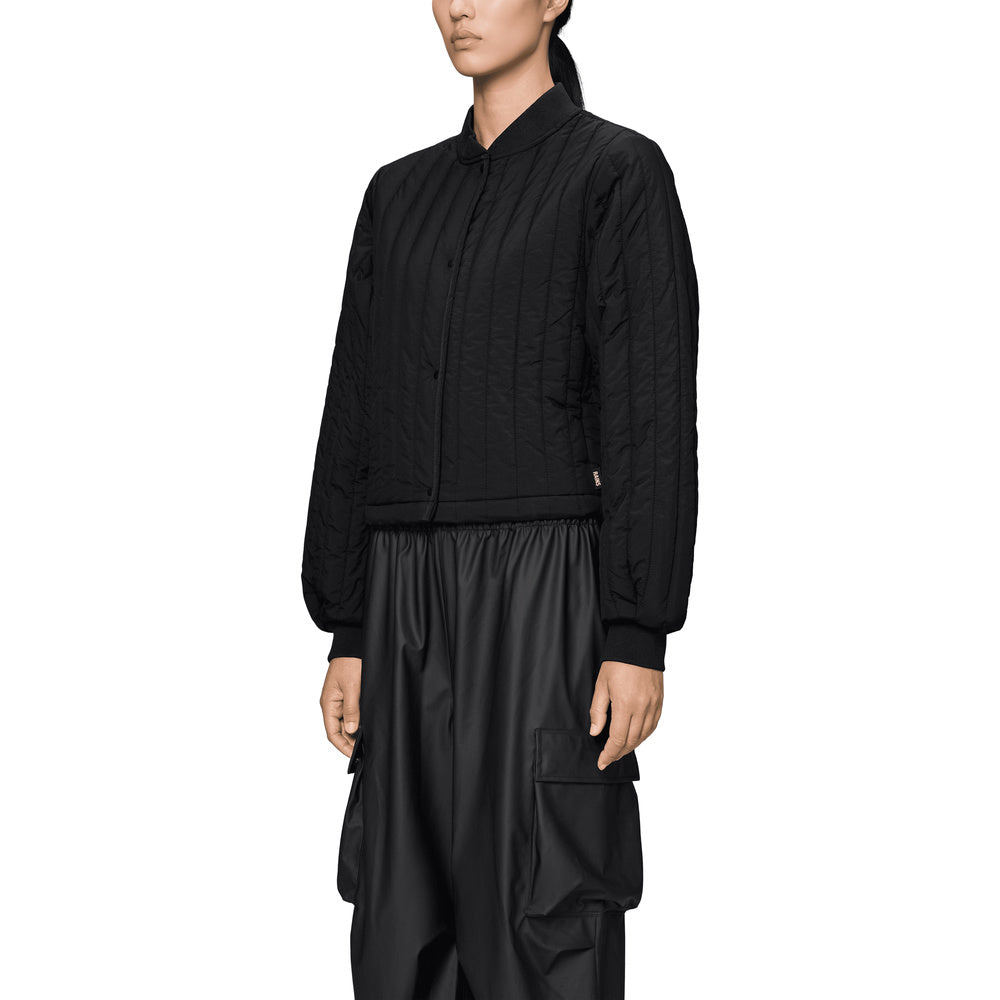 Giacca Rains Banja Liner Bomber W Jacket Black – primo piano indossata da una modella