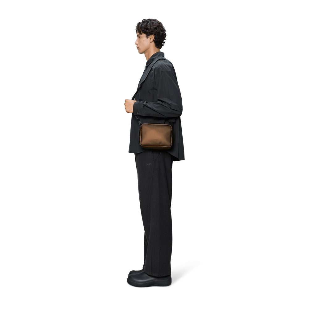 Borsa Rains Box Bag Comet – portata da un modello