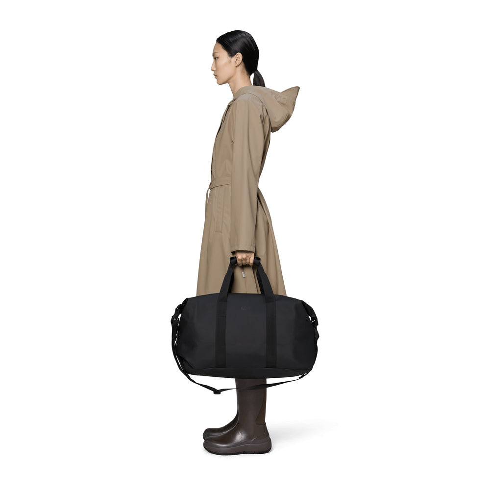 Borsa da viaggio Rains Hilo Weekend Bag Black – portata da una modella
