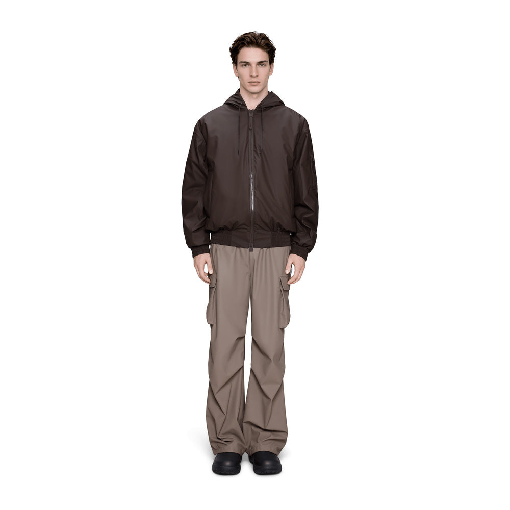 Giacca Rains Lohja Insulated Bomber Jacket Bark – indossata da un modello, vista frontale