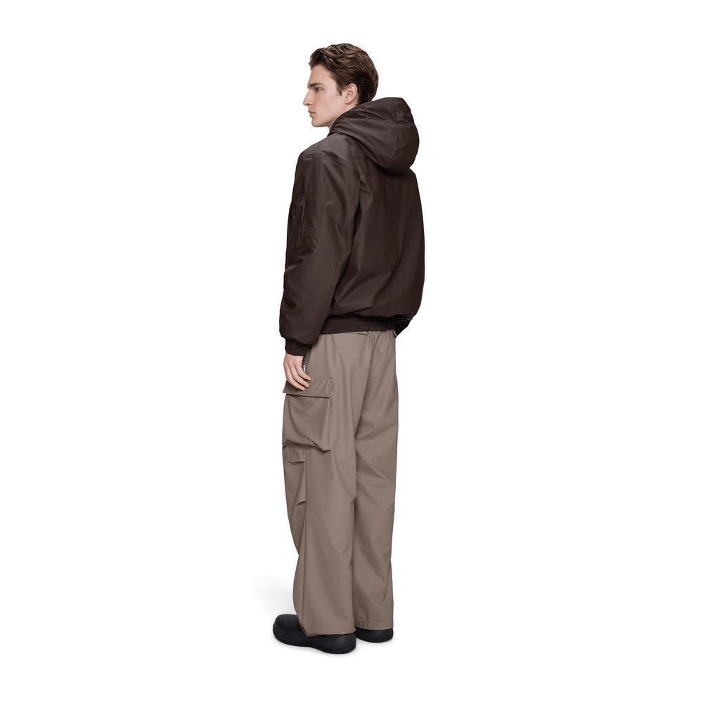 Giacca Rains Lohja Insulated Bomber Jacket Bark – indossata da un modello, vista posteriore