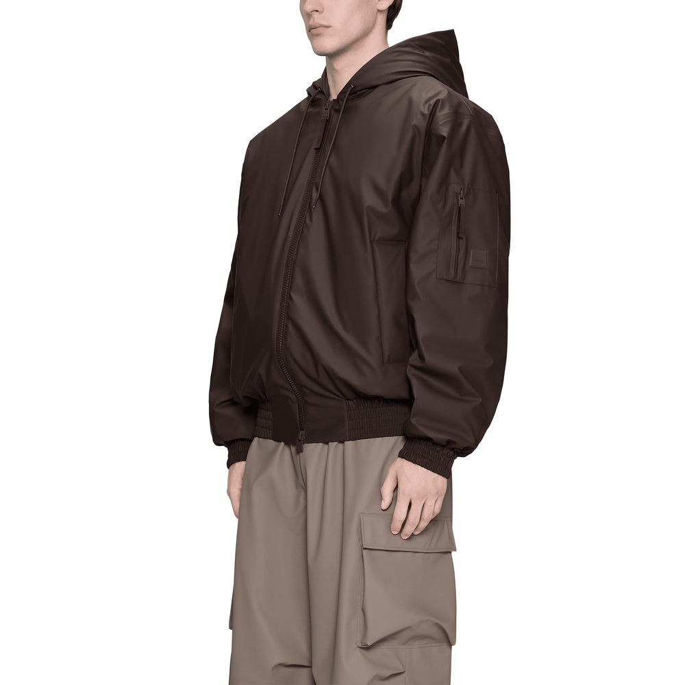 Giacca Rains Lohja Insulated Bomber Jacket Bark – primo piano indossata da un modello