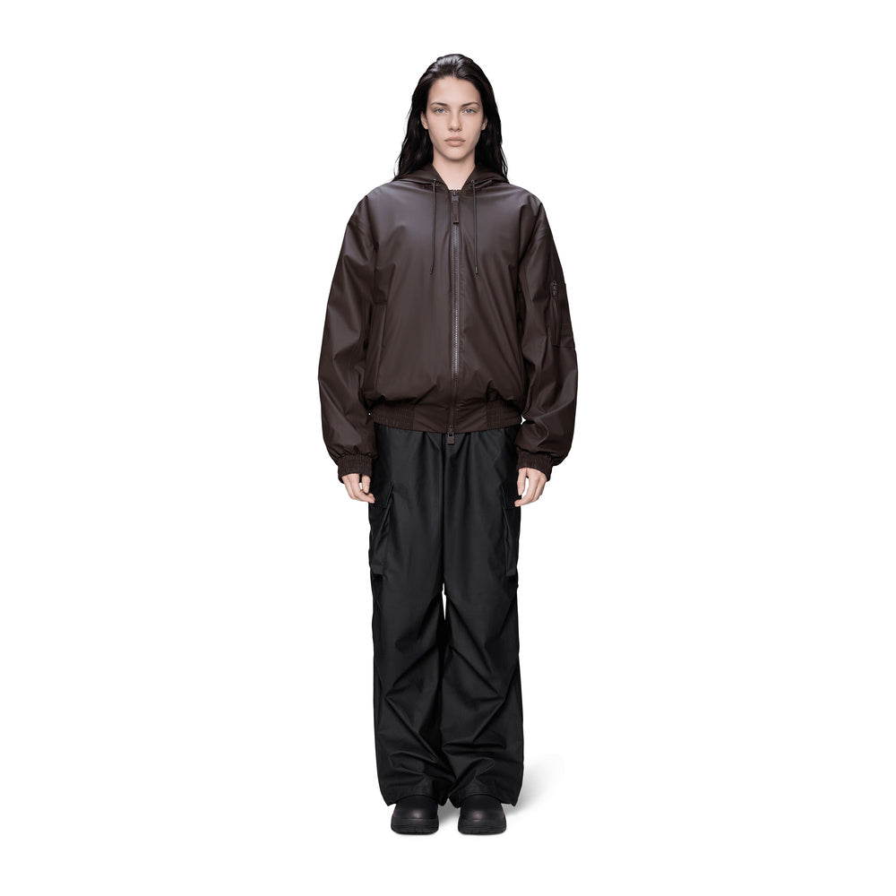 Giacca Rains Lohja Insulated Bomber Jacket Bark – indossata da una modella, vista frontale