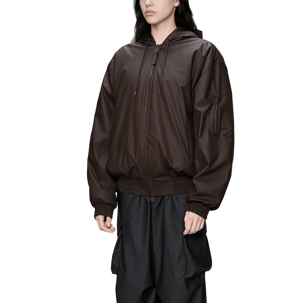 Giacca Rains Lohja Insulated Bomber Jacket Bark – primo piano indossata da una modella