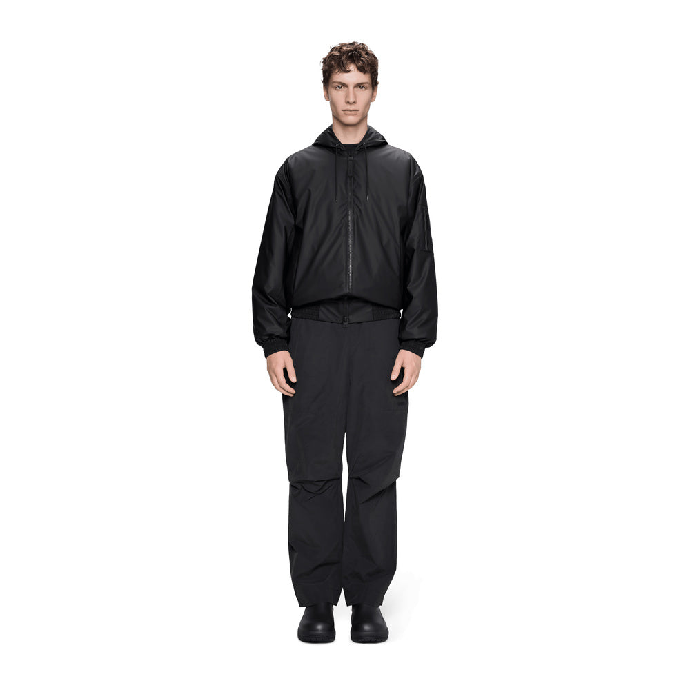 Giacca Rains Lohja Insulated Bomber Jacket Black – indossata da un modello, vista frontale