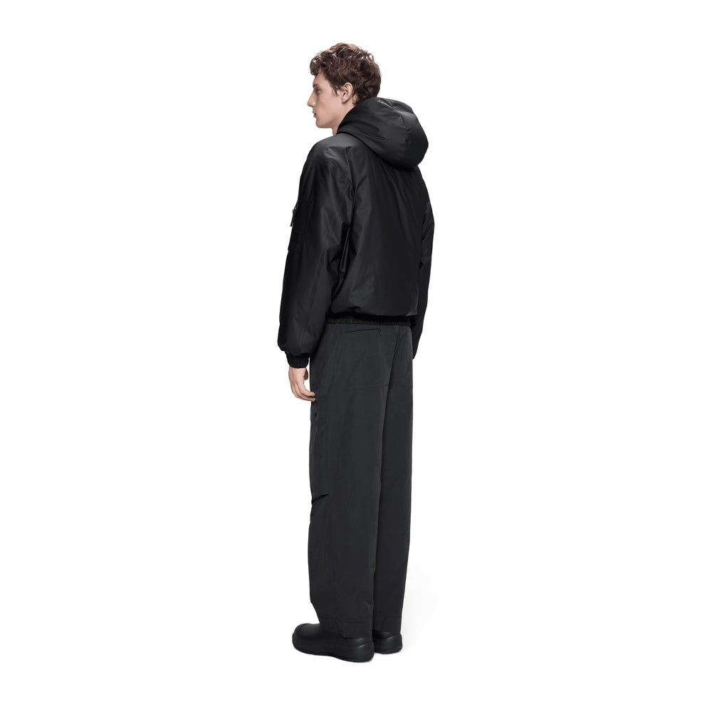 Giacca Rains Lohja Insulated Bomber Jacket Black – indossata da un modello, vista posteriore