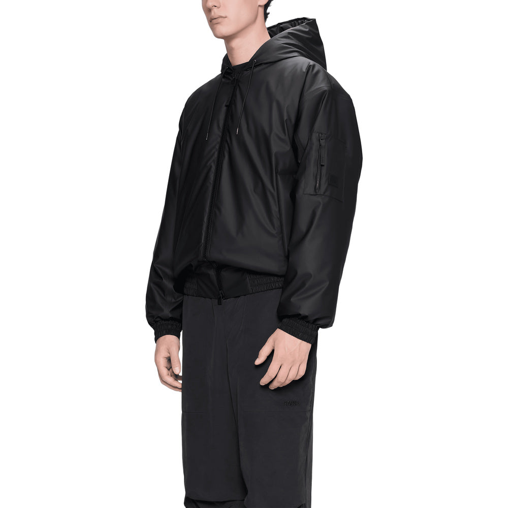Giacca Rains Lohja Insulated Bomber Jacket Black – primo piano indossata da un modello