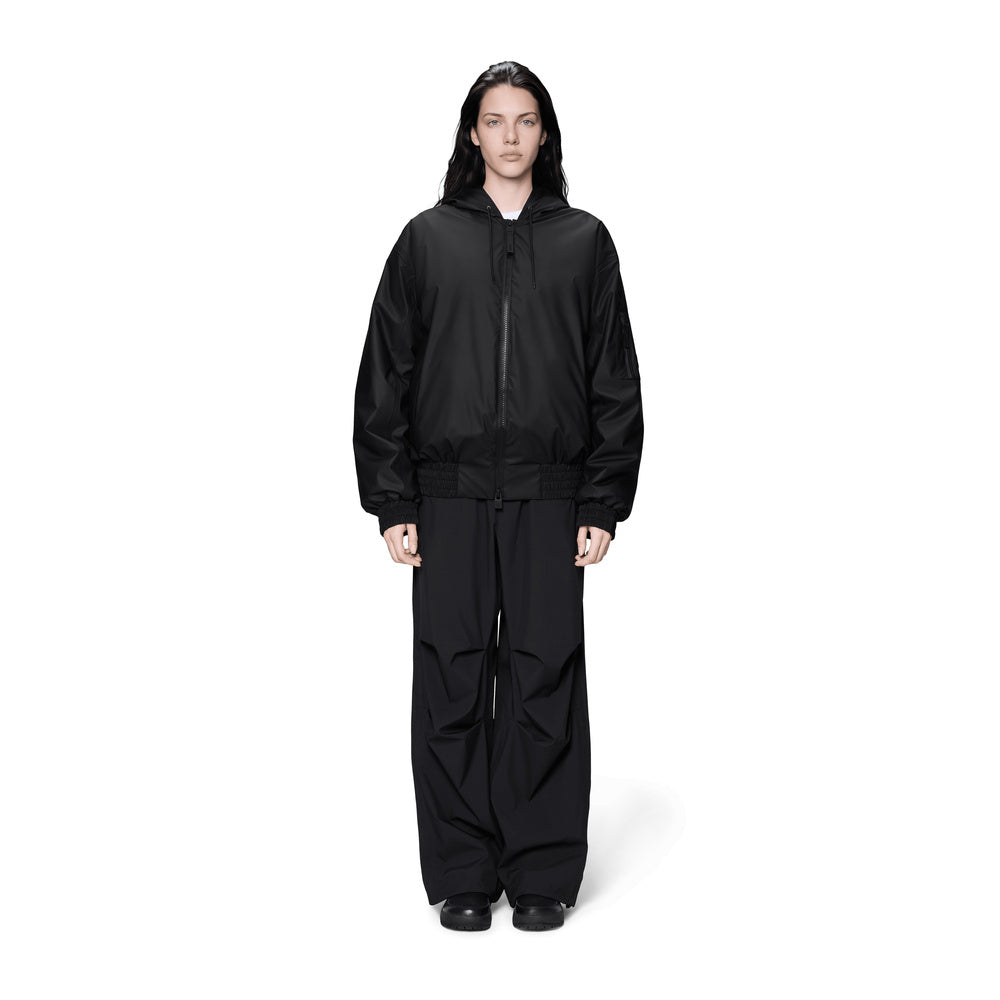 Giacca Rains Lohja Insulated Bomber Jacket Black – indossata da una modella, vista frontale